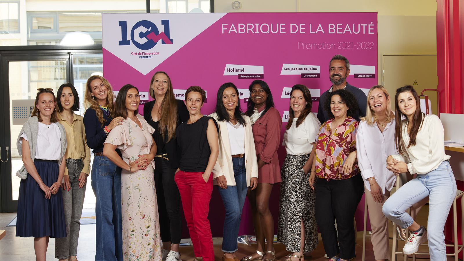 Promotion de la Fabrique de la Beauté réunie devant le kakémono du 101, Cité de l'innovation à Chartres